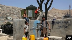 Обкашӣ як кори ҳамарӯзаи кӯдакони афғон аст.