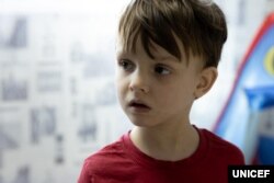 Хлопчик Артур, якому вдалося пережити бомбардування і голод в Маріуполі, перестав посміхатися і розмовляти. Квітень 2022 року