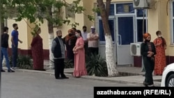 Dükanyň öňünde. Aşgabat, 2022-nji ýylyň aprel aýy.