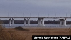 Антонівський міст біля Херсону. Квітень 2022 року. Міст поєднував правобережну та лівобережну Херсонщину, був зруйнований армією РФ у листопаді 2022 року, коли окупанти відступали з Херсона