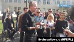 Олег Шеин ўз тарафдорлари олдида чиқиш қилмоқда.