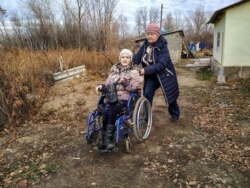 Nataliýa Frolowa we onuň gyzy Anna. 4-nji noýabr, 2019 ý.