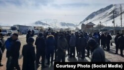 Жапаров менен жолугуу үчун чогулган эл.