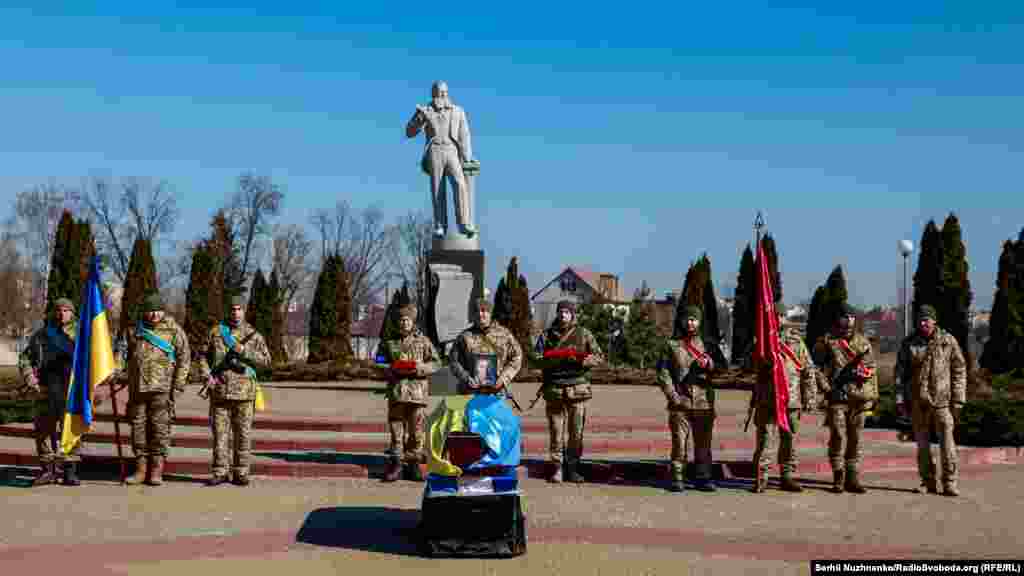 Прощання з полковником ЗСУ Валерієм Гудзем, позивний &laquo;79&raquo;, який загинув внаслідок атаки російських військ на Луганщині. Київська область, 15 березня 2022 року