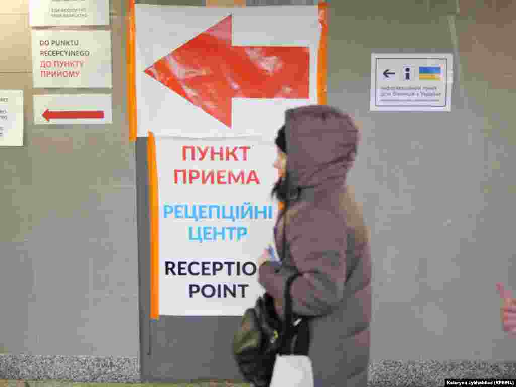 Рецепційні пункти для біженців розташовані одразу на залізниці, там можна отримати всю необхідну інформацію і відпочити з дороги