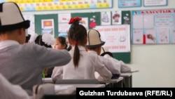 Кыргызстандагы мектептерди бири. Архив сүрөт. 