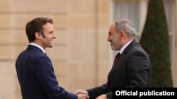 Президент Франции Эмманюэль Макрон (слева) и премьер-министр Армении Никол Пашинян, Париж, 9 марта 2022 г.  