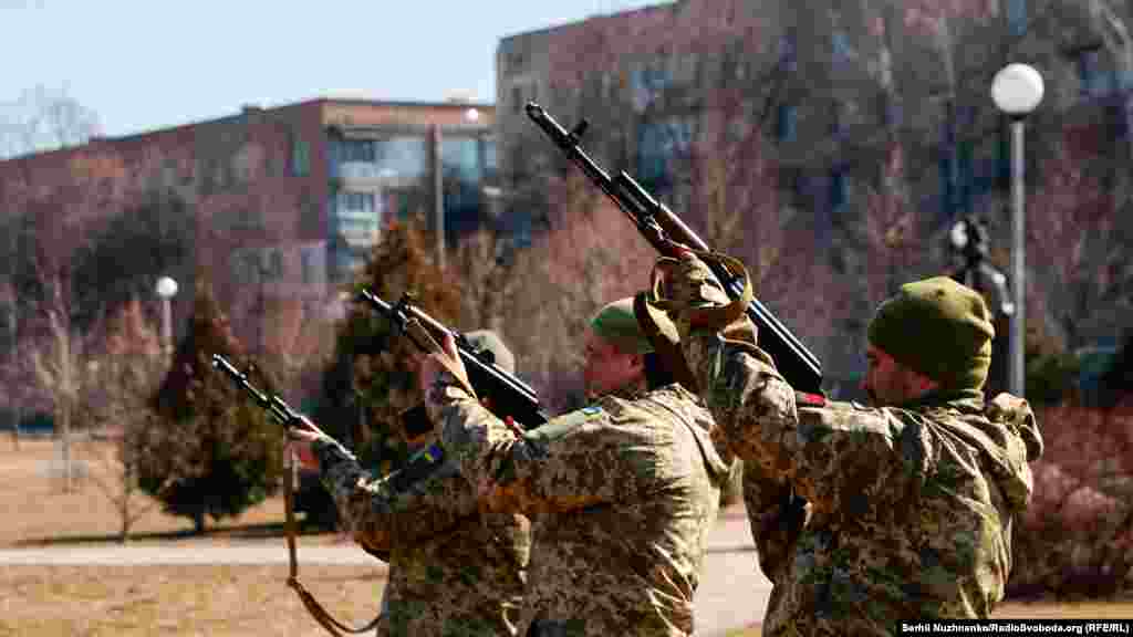 Прощання з полковником ЗСУ Валерієм Гудзем, який загинув внаслідок атаки російських військ на Луганщині. Київська область, 15 березня 2022 року