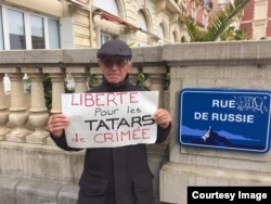 Пьер Хаффнер с плакатом "Свободу крымским татарам"