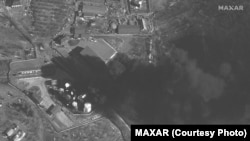 Ուկրաինա - Արբանյակից արված լուսանկարում պատկերված է ռուսական ուժերի հարվածից հետո Հոստոմելի օդանավակայանի վառելիքի բազայում բռնկված հրդեհը, մարտ, 2022թ․