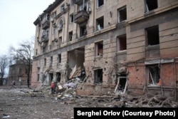 Вже 1 березня усі виїзди з Маріуполя заблокували російські військові, кажуть очевидці