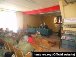 Помічник начальника відділення роботи з вірянами-військовослужбовцями протоієрей, випускник мореплавної школи ВМС Росії у Кронштадті Василь Гумаров проводить планову бесіду з військовослужбовцями бригади берегової оборони на тему «Блаженні миротворці»