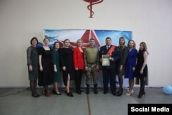 Ілля Сорокін (в центрі) у військовій формі