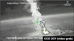Скриншот з відео, як заявляють в ССО ЗСУ, удару по складу з паливними матеріалами в окупованому Криму 6 жовтня 2025 року