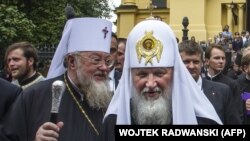 Московський патріарх Кирило (праворуч) і глава Польської православної церкви, митрополит Савва. Варшава, 16 серпня 2012 року