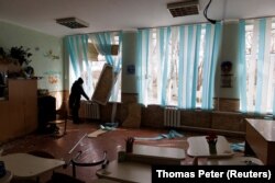یکی از کلاس‌های درس یک مدرسه محلی در روستایی در نزدیکی کی‌یف که بر اثر بمباران هوایی آسیب دیده است.