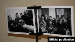 Көргөзмөгө коюлган фото.