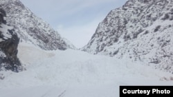 Бишкек-Торугарт унаажолуна түшкөн кар көчкү. Долон ашуусу. 17-март, 2022-жыл.