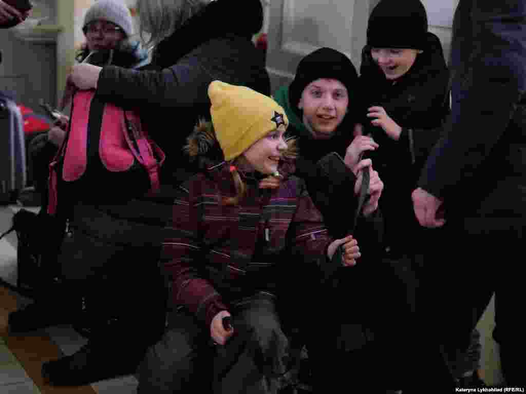 Попри виснажливу і тривалу дорогу до Польщі, діти переважно перебувають у гарному гуморі