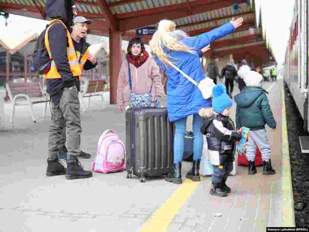 З прикордонного міста люди можуть поїхати залізницею у більші міста або навіть інші країни