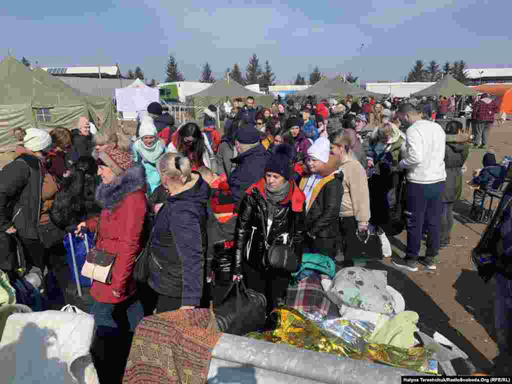 Біженці в очікуванні на перетин українсько-польського кордону після&nbsp;проходження гуманітарного коридору. За даними Держприкордонної служби України, за 20 днів вторгнення Росії в Україну через 6 пунктів пропуску українсько-польського кордону, що у Львівській області, виїхало близько одного мільйона українців. А повернулись в Україну з-за кордону понад 120 тисяч громадян