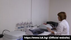 КЭАУнун медициналык клиникасында.