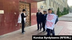 Нааразылык акциясын баштагандар Бишкекте, Өкмөт үйүнүн алдында. 