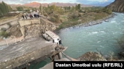 Көпүрө Ош - Папан жолунун 24-чакырымында жайгашкан. 11-октябрда тартылган сүрөт. 2021-жыл.