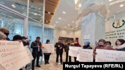 Ұлттық банкке келіп, несие амнистиясын талап етіп тұрған топ. 12 қазан 2021 жыл.