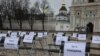 У Києві відбулась акція «Порожні стільці» на підтримку зниклих і ув’язнених через війну 
