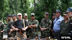 Июнь коогалаңы маалында элдин колуна өтүп кеткен куралдардын бир бөлүгү. 24-июнь, 2010-жыл