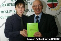 Яшьләр Фәйзелхак әфәндегә истәлекле китап тапшырды