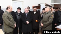 Посещение республиканского призывного пункта председателем и членами постоянной комиссии по вопросам обороны, национальной безопасности и внутренних дел Национального Собрания Армении, Ереван, 23 декабря 2011 г.