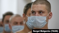 Ілюстраційне фото. Призовники в російську армію перед проходженням медкомісії на збірному пункті військкомату, Севастополь, 14 жовтня 2021