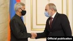 Armenia - Prime Minister Nikol Pashinian greets Indian Foreign Minister Subrahmanyam Jaishankar, Yerevan, October13, 2021.