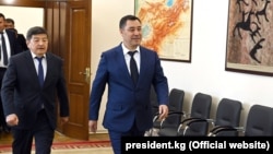 Председатель кабинета министров Акылбек Жапаров и президент Садыр Жапаров. 13 октября 2021 года. 
