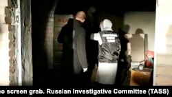 Тергөө комитетинин кызматкерлери жасалма алкоголдук ичимдиктердин кампасында. Архивдик сүрөт