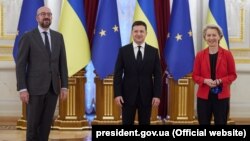 Голова Європейської ради Шарль Мішель (ліворуч) зазначив, що він і президентка Єврокомісії обговорили з Зеленським зближення України та блоку і «почули дуже солідні, міцні аргументи, висловлені паном президентом».