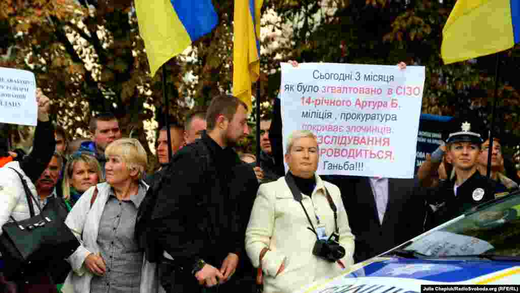 Мітингуючі з плакатами