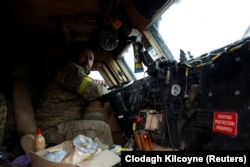 Український військовий у кабіні MRAP Wolfhound британського виробництва, січень 2023 року