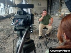 Катерина Леонова з героєм фільму під час зйомок