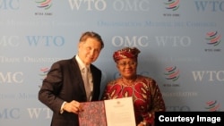 Омар Султанов Эл аралык соода уюмунун башкы директору Нгози Оконжо-Ивеалага ишеним грамотасын тапшырып жаткан учуру. Архивдик сүрөт.