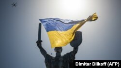Зараз на щиті монумента встановлений герб СРСР із зіркою, серпом і молотом