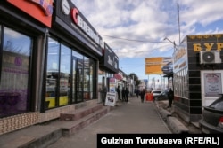 Жарнамаларга толгон көчө.