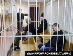 Алесь Бяляцкі, Уладзь Лабковіч, Валянцін Стэфановіч і судовай клетцы і ў кайданках. Менск, 5 студзеня 2023