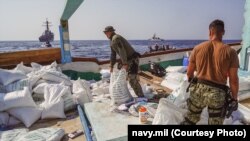 Ýemene barýan gämide ele salnan serişdeleriň haltalarynyň ýüzünde "Türkmenistanda öndürilen" ýazgylaryny görse bolýar. Arhiw suraty