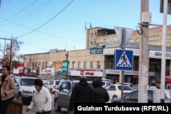 Караколдогу борбордук көчөлөрдүн бири. Бул көчөдө "Кумтөр" соода борбору, кичи базар, спорттук залдар бар.