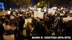 معترضان چینی کاغذ سفید را به نشانه اعتراض در دست گرفته‌اند