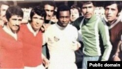 پله در حلقه فوتبالیست‌های ایرانی در جریان سفرش به تهران در اردیبهشت ۱۳۵۱