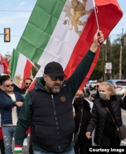 برزو ارجمند در تجمعات اعتراضی در لس‌آنجلس